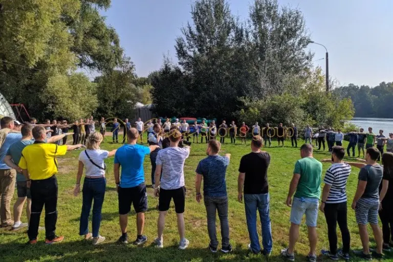 Команды на поляне слушают правила квеста