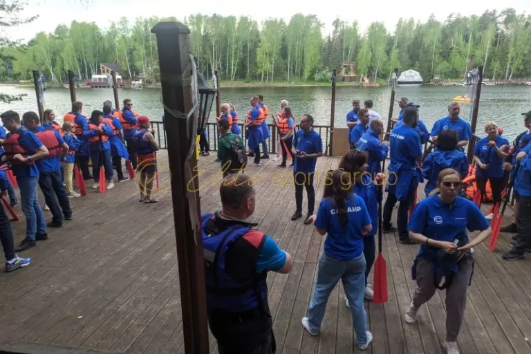 Команды в одинаковой форме на причале перед гонкой