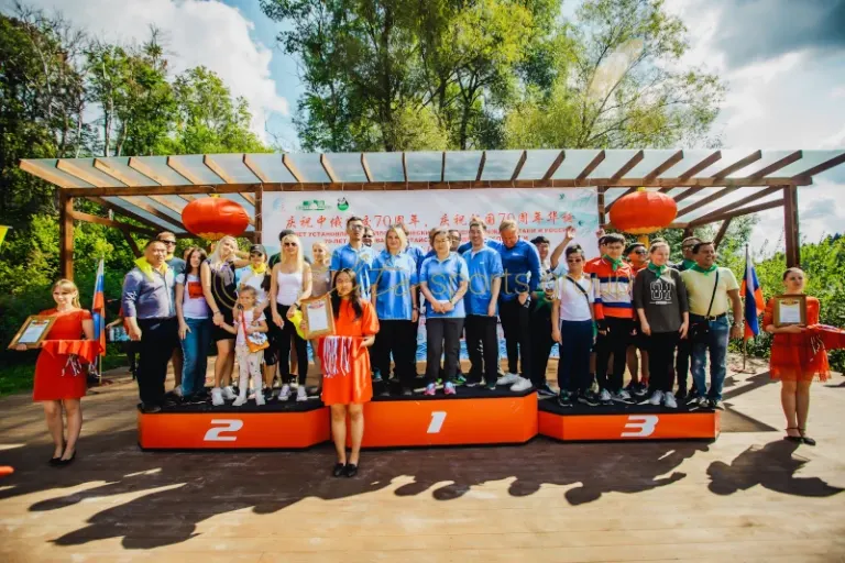 Награждение команд турнира на пьедестале