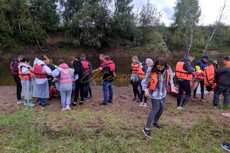 Команды перед водными эстафетами на берегу