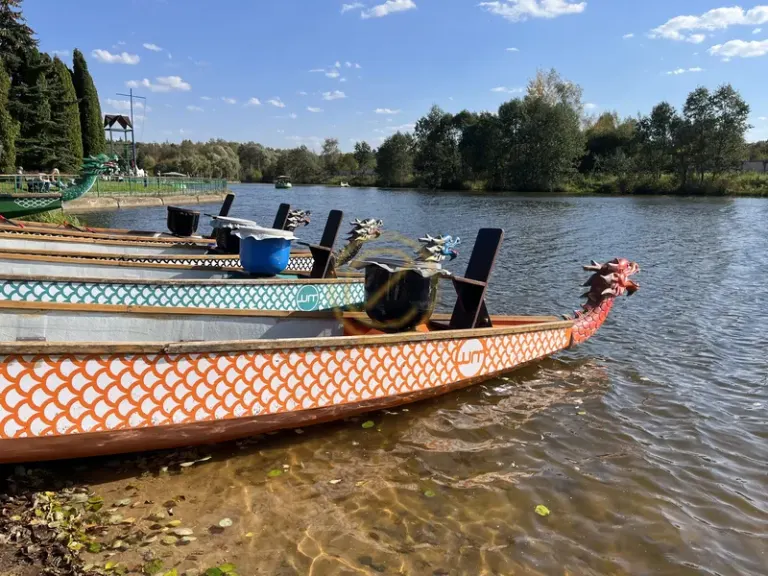 Лодки дракон у берега Moscow Country Club